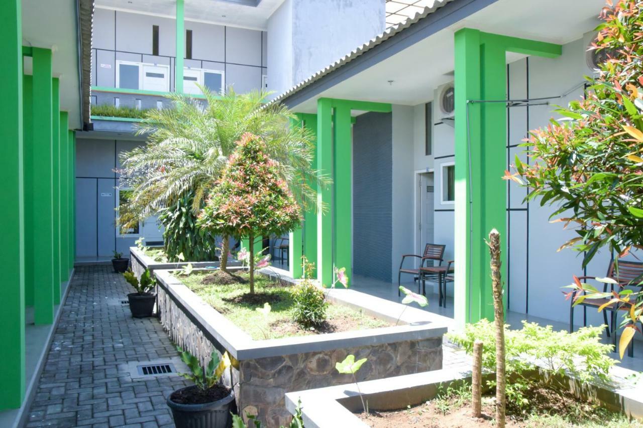 Hotel Reddoorz Syariah Near Balai Kota Probolinggo 2 Exterior foto